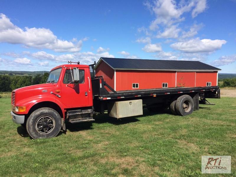 lot 34 image: 2000 International 4700 Rollback. VIN 1HTSCA...