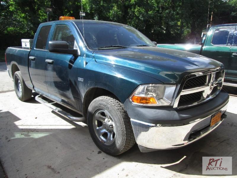 lot 4 image: 2011 Dodge Ram 1500ST Quad Cab 4x4 pickup, VI...