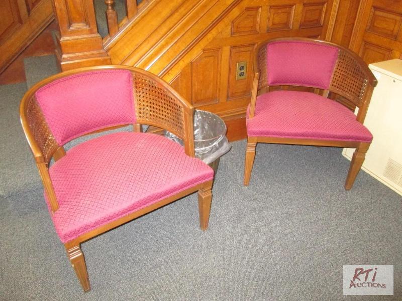lot 67 image: (4) waiting roomcustomer chairs, (2) white, ...