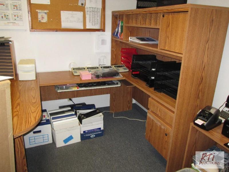 lot 70 image: U shaped desk with keyboard tray and multitie...