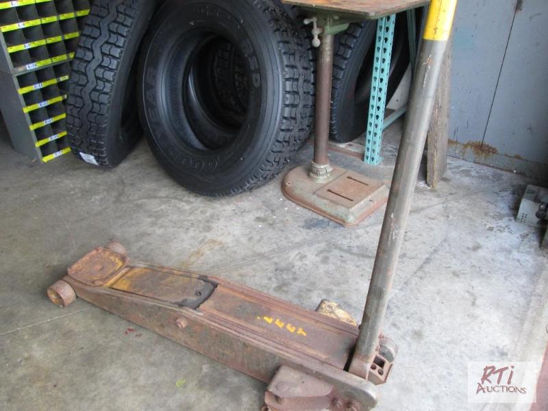 lot 95 image: Floor jack. All equipment sells AS IS buyer m...