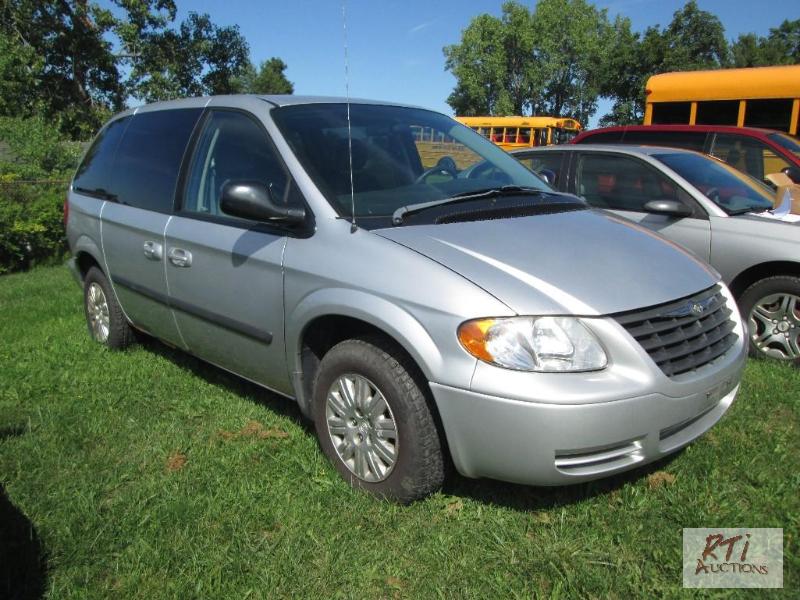 lot 10 image: 2005 Chrysler Town &amp Country Van, VIN # 1...