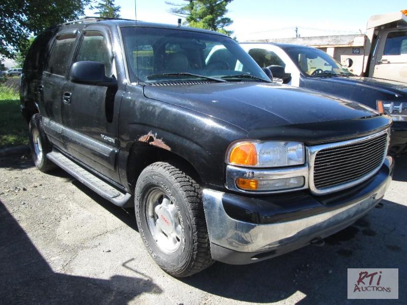 lot 12 image: 2002 GMC Yukon SLT 4WD 4D, VIN# 1GKEK13242R23...
