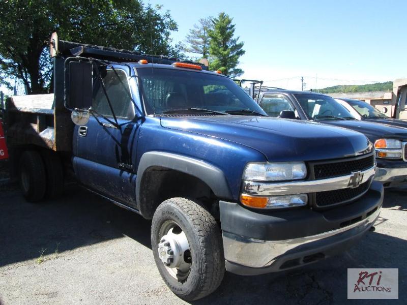lot 13 image: 2002 Chevrolet 3500 4WD dump, VIN# 1GBJK34042...