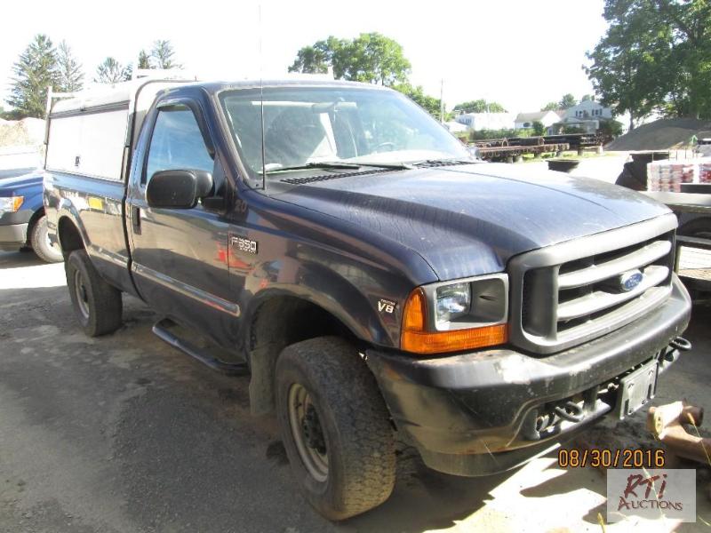 lot 15 image: 2001 Ford F-350 Reg. Cab 4WD Pickup Truck, VI...