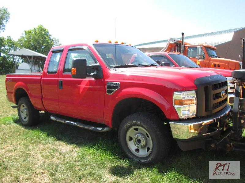 lot 2 image: 2008 Ford F250XL SD Regular Cab 4WD pickup, V...