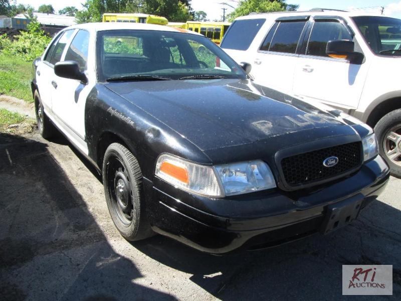lot 21 image: 2008 Ford Crown Victoria 4DSD, VIN# 2FAFP71V1...