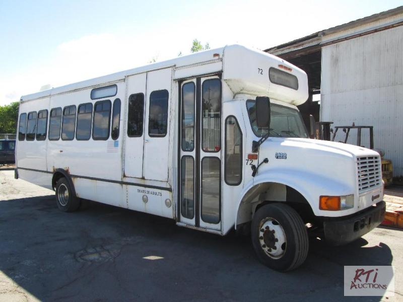 lot 26 image: 2001 IH 3400 28 passenger bus, VIN# IHVBEABMX...