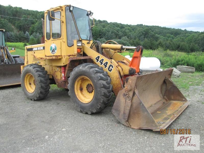lot 28 image: 1995 JOHN DEERE 444G Wheel Loader, SN CK444G...