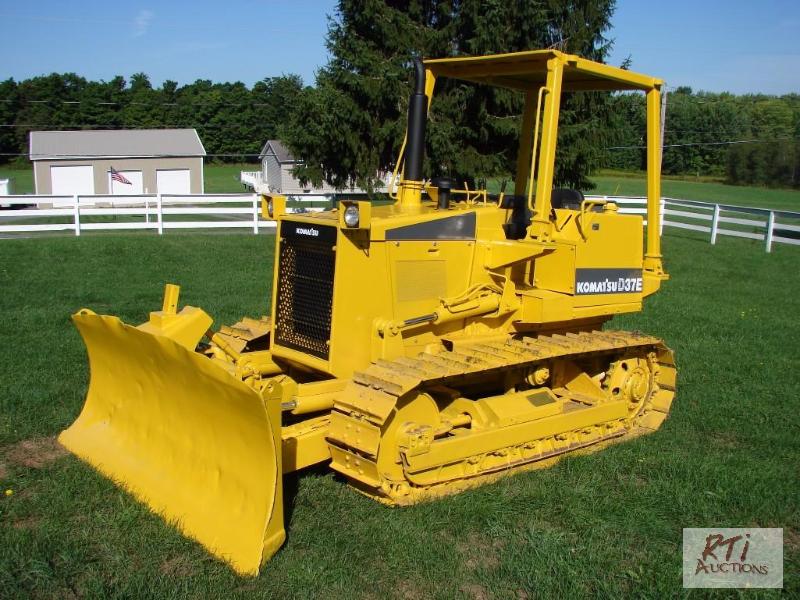lot 29 image: Komatsu Model D-37E-2 Bulldozer, 5410 hours, ...