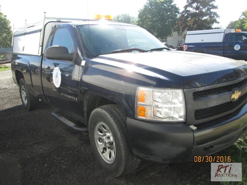 lot 3 image: 2007 Chevy Silverado Reg. Cab 4WD Pickup Truc...