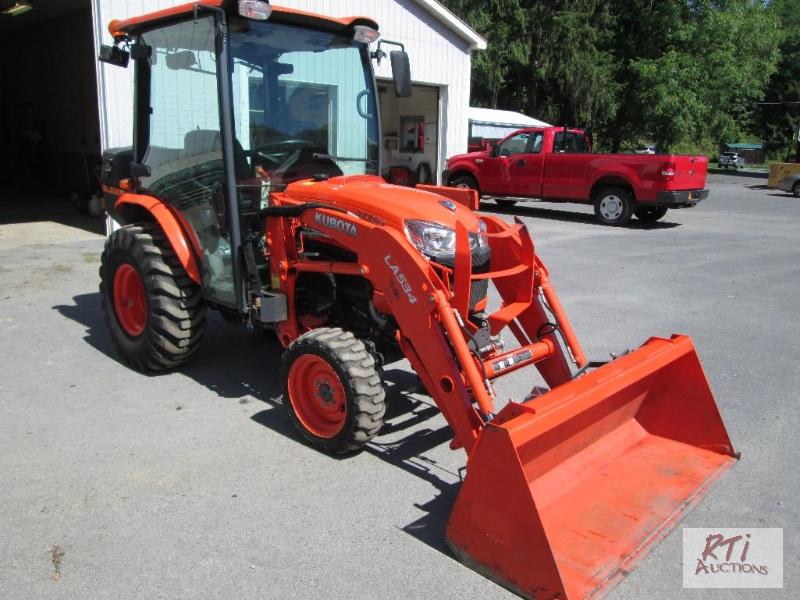 lot 32 image: Kubota B3350 4WD diesel tractor with cab and ...
