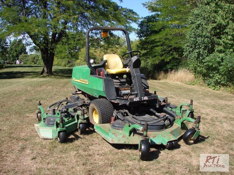 lot 35 image: John Deere Model 1600 Batwing Mower, diesel p...