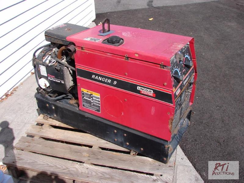 lot 39 image: Ranger Welder Model 9, gas powered, 900hours,...