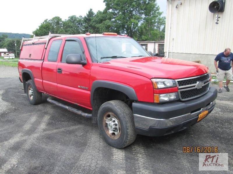 lot 4 image: 2007 CHEVY 2500 4WD Ext.-cab Pickup Truck, VI...