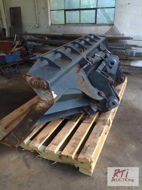 lot 40 image: JRB Side Dump Bucket, (Taken off a JD 444J wh...