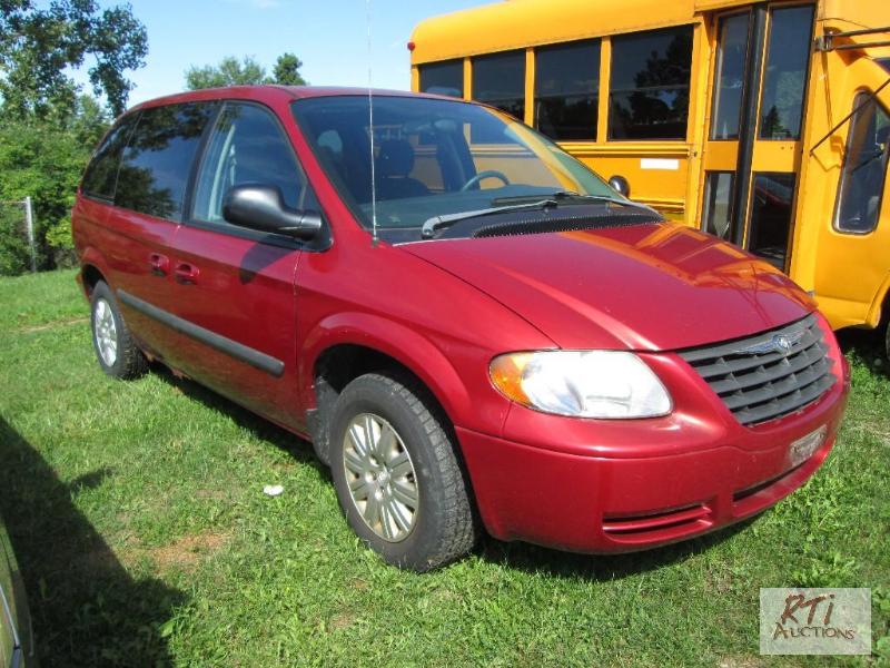 lot 9 image: 2005 Chrysler Town &amp Country Van, VIN # 1...