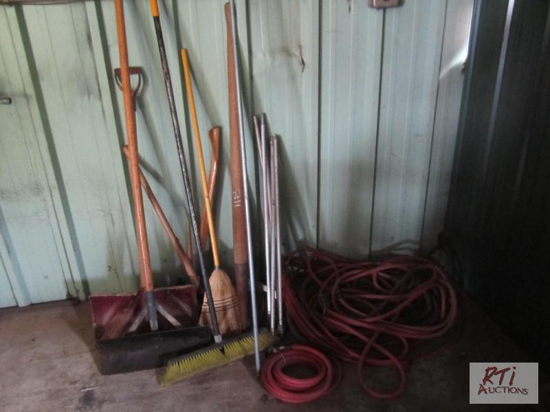 lot 118 image: Group of hand tools, air nozzles, air hoses...