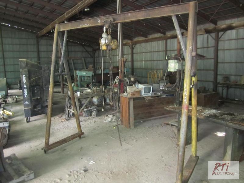 lot 122 image: Rolling gantry hoist...