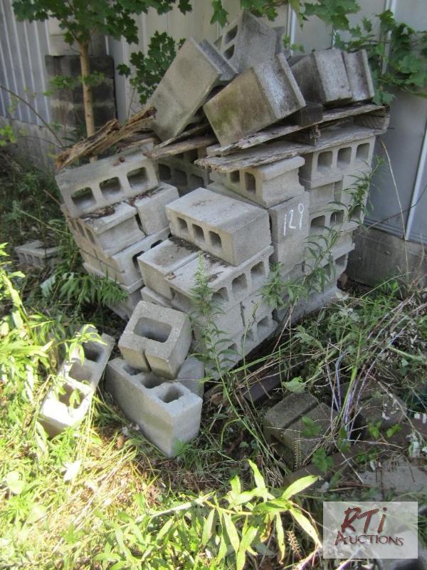 lot 129 image: Pallet of 6&quot concrete blocks - est 100 p...