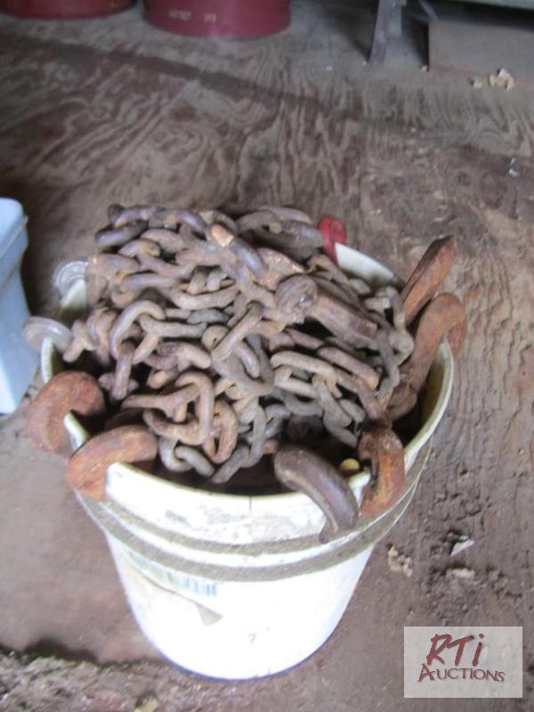 lot 153 image: Bucket of chain...