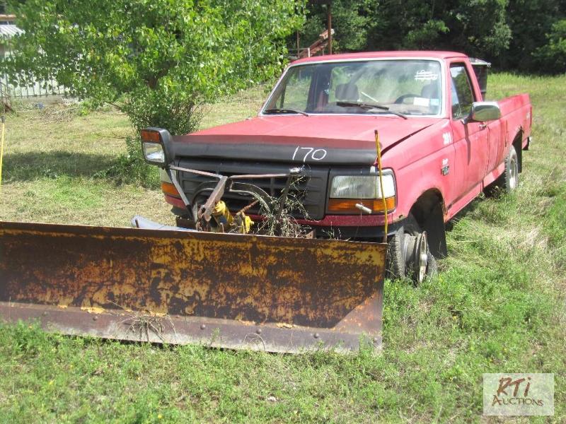 lot 170 image: 1993 Ford F-150 pickup with plow - not runnin...