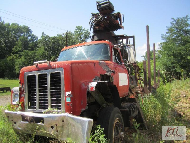 lot 171 image: 1975 IH Model F2070A&nbsplog truck with Pre...