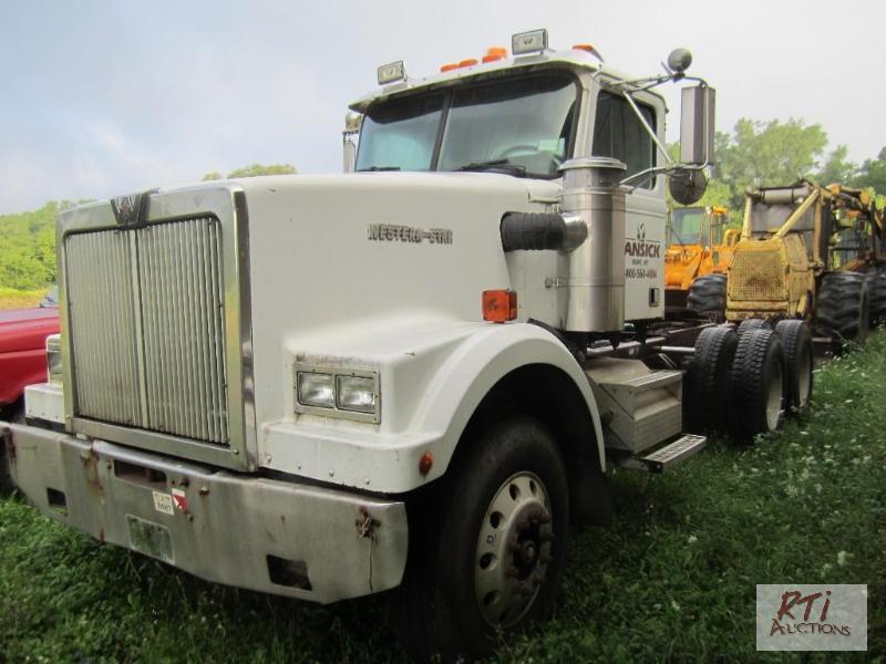 lot 172 image: 1996 Western Star Road Tractor TA Day Cab mod...