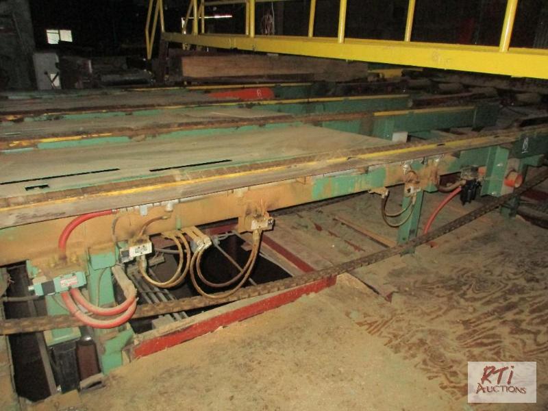 lot 18 image: Resaw holding deck with 15 hp hydraulic kicke...