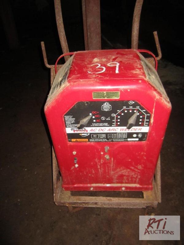 lot 39 image: Lincoln 225 amp ACDC welder...