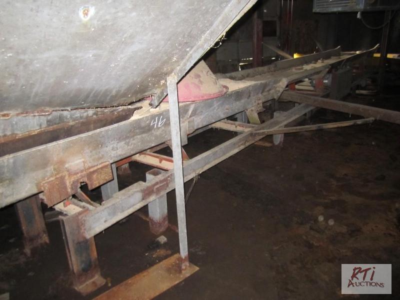 lot 46 image: Trimmer vibrating conveyor, 31 long, 24&quot...