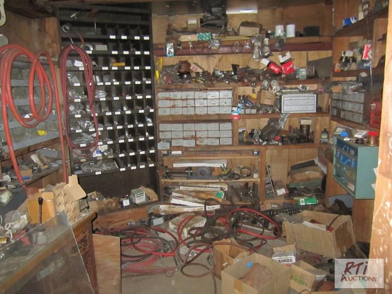 lot 81 image: Corner parts room contents...