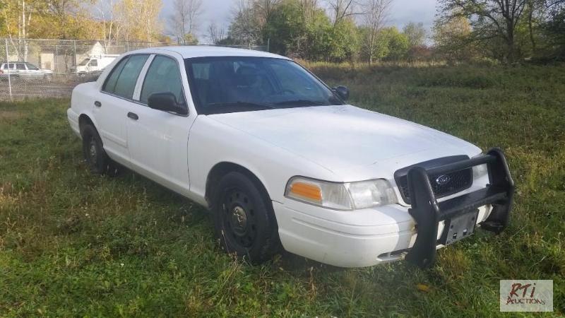 lot 12 image: 2011 Ford Crown Victoria 4DSD, VIN# 2FABP7BV3...