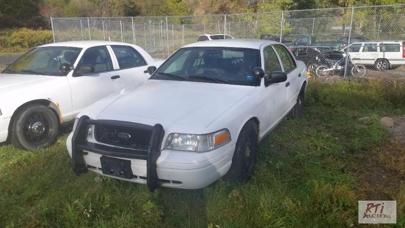 lot 13 image: 2011 Ford Crown Victoria 4DSD, VIN# 2FABP7BV6...