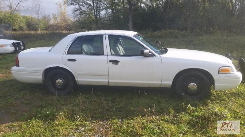 lot 14 image: 2009 Ford Crown Victoria 4DSD, VIN# ZFAHP71VX...