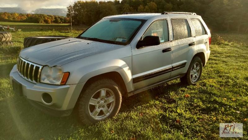 lot 16 image: 2005 Jeep Laredo. VIN 1J4GR48K65C648900. 4WD...