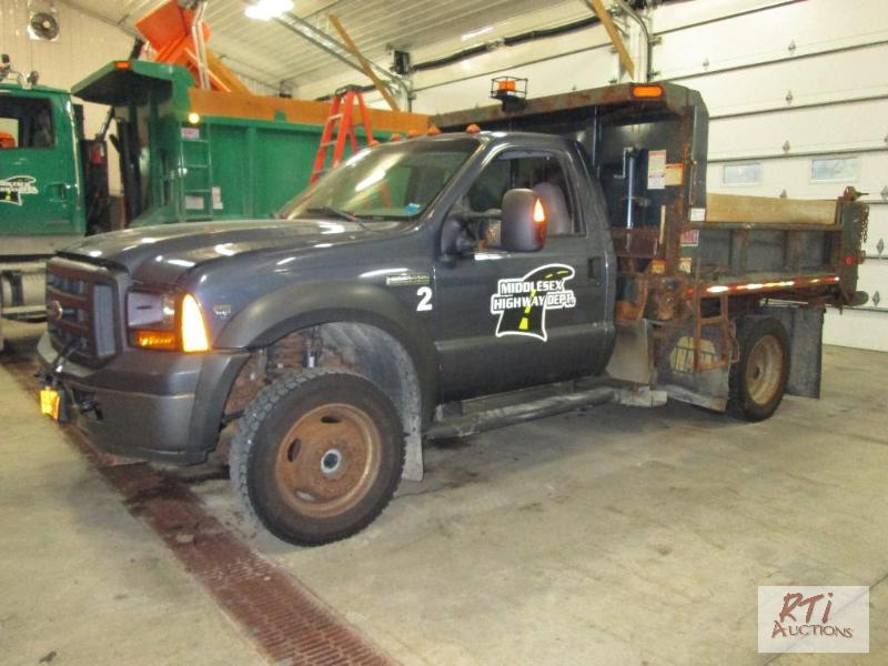 lot 18 image: 2007 Ford F550 4WD dump, VIN# 1FDAF57Y27EA517...