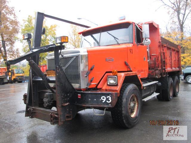 lot 23 image: 2000 VOLVO TA DumpPlow Truck (#93), VIN 4V...