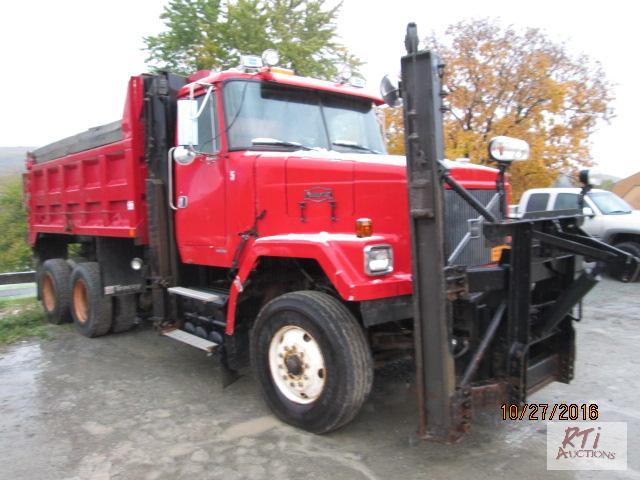 lot 25 image: 1999 VOLVO TA DumpPlow Truck, VIN4VHSCBJH9...