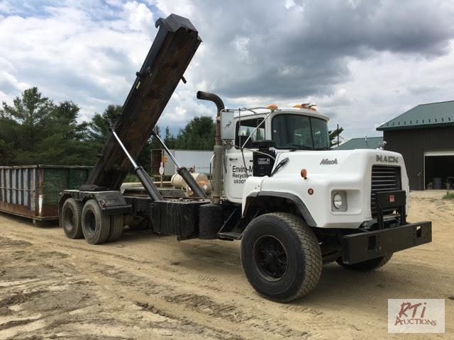 lot 27 image: 1995 Mack DM690S. TA. Roll-off. Mechanical 30...