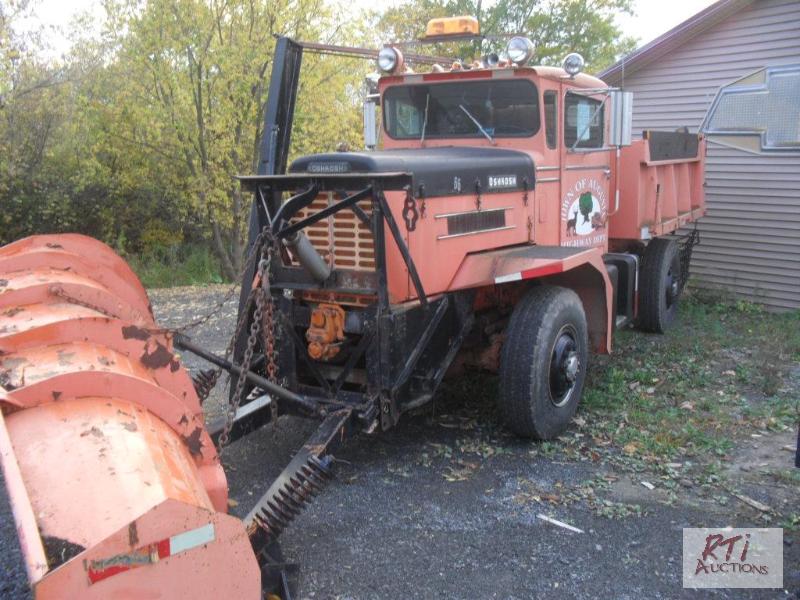 lot 28 image: 1966 OSHKOSH Mo. 4817 4X4 DumpPlow Truck, VI...