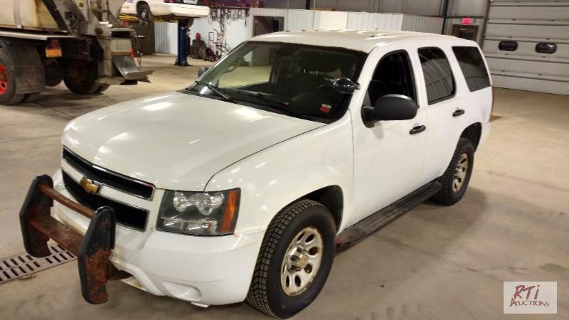 lot 3 image: 2011 Chevy Tahoe. 5.3L Gas. Automatic. 4WD. P...
