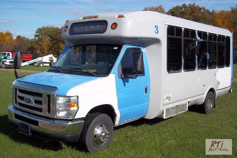 lot 30 image: 2011 Eldorado Shuttle bus, compressed natural...