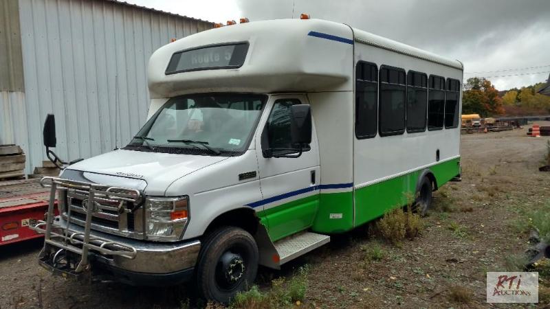 lot 31 image: 2010 Ford E450 16 Passenger Van. VIN 1FDFE4F...