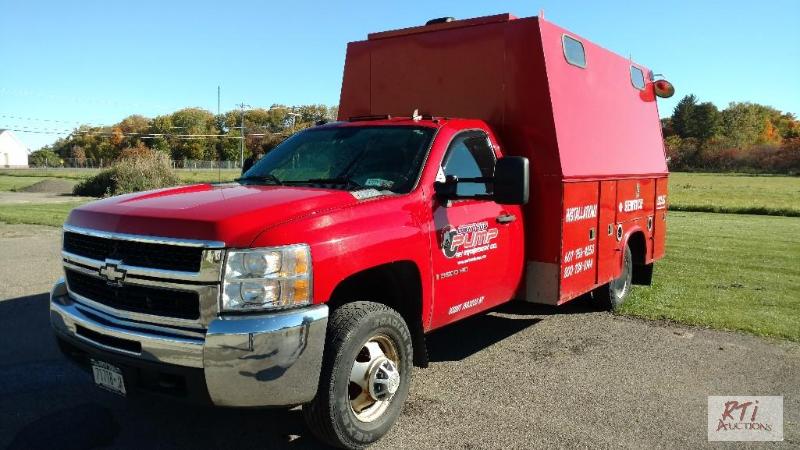 lot 4 image: 2008 Chevy 3500 HD Service Truck. VIN 1GBJC3...