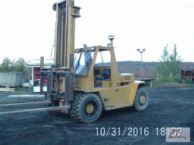 lot 42 image: Caterpillar V225 rough terrain diesel fork li...