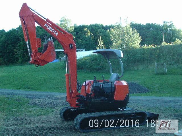 lot 46 image: Kubota&nbspmini excavator, 10k lb class, 76&...