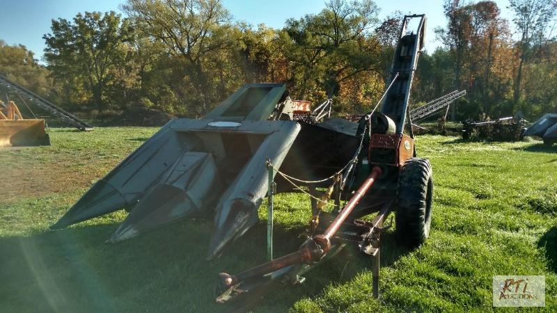 lot 53 image: New Idea 2 Row Corn Picker - narrow. Model 32...