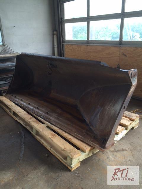 lot 58 image: JRB Side Dump Bucket, (Taken off a JD 444J wh...