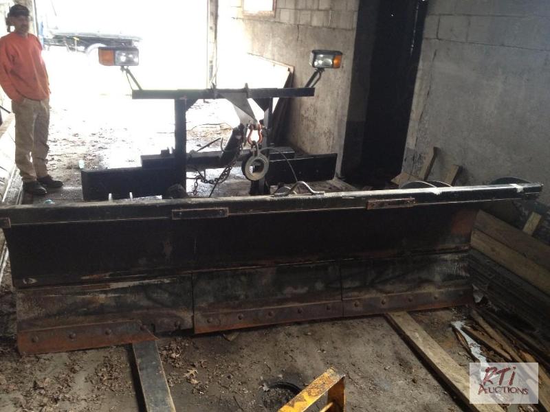 lot 60 image: TENCO 10 Hydro-Turn plow, Poly moldboard, Tri...